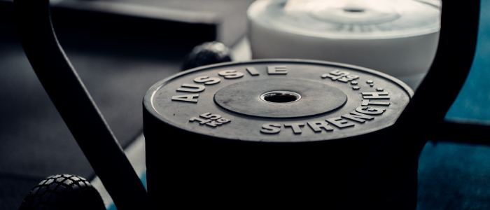 Weight plate with lettering